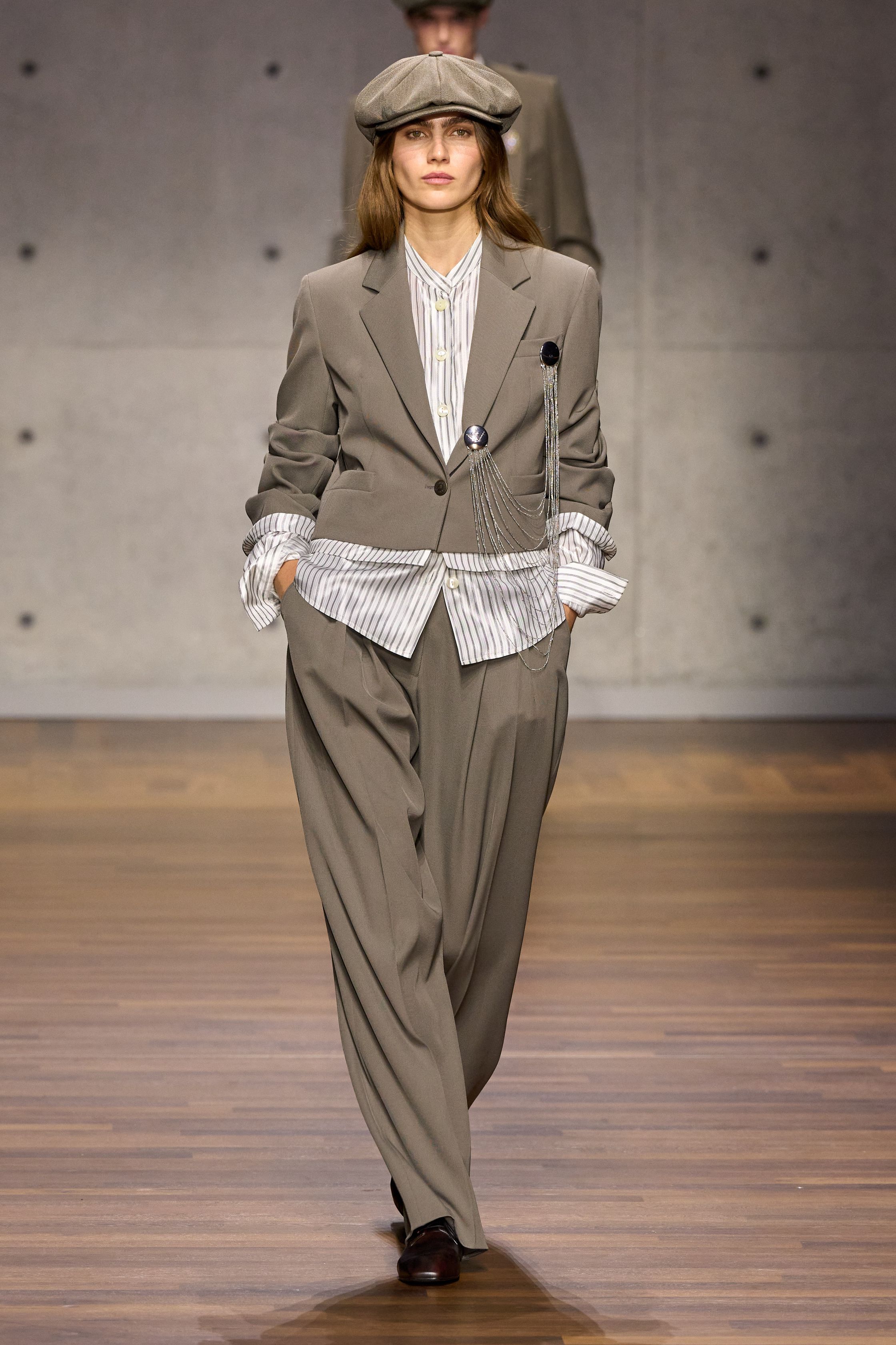 Emporio Armani在宽松西装与复古皮革夹克之间回溯品牌经典，以柔和灰棕与深蓝为基调，强调轻盈结构与舒适比例，复古绅士气质在当代语境中焕发出理性优雅-顽石频道趋势研究